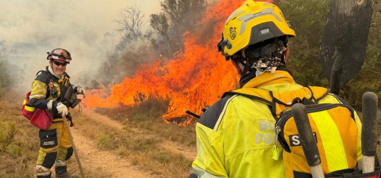Confinamiento de Catí por el avance del incendio, mientras los de Serra d’en Galceran y Culla ya están estabilizados