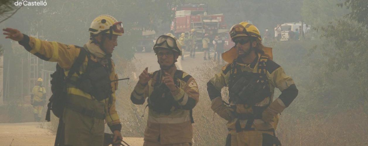 En l’incendi de Tírig, que evoluciona favorablement, treballen 21 mitjans aeris, més de 50 mitjans terrestres i més de 300 efectius