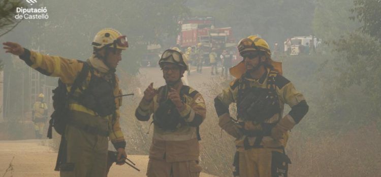 En l’incendi de Tírig, que evoluciona favorablement, treballen 21 mitjans aeris, més de 50 mitjans terrestres i més de 300 efectius