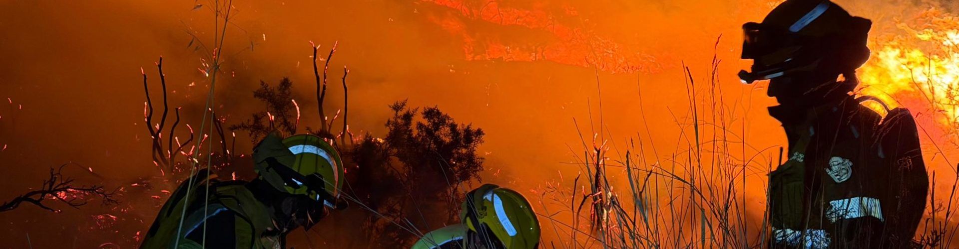Continúan los trabajos de extinción del incendio de Tírig