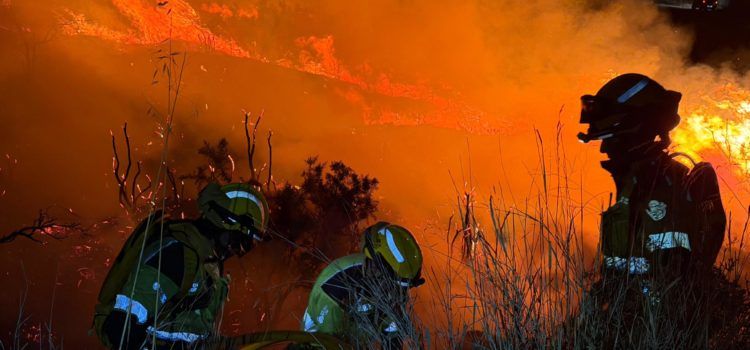 Continúan los trabajos de extinción del incendio de Tírig