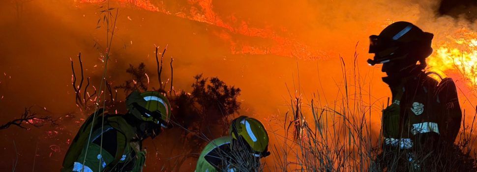 Continúan los trabajos de extinción del incendio de Tírig