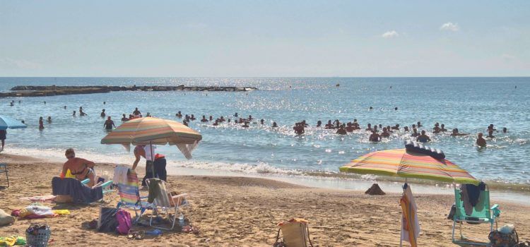 Fa molta calor i no està per a riure