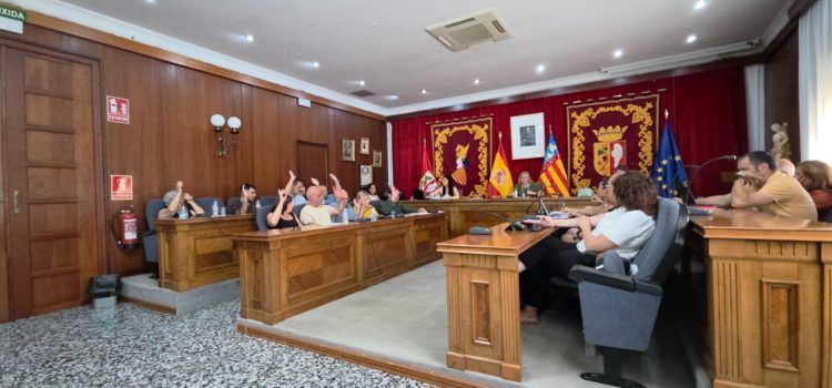 El ple ordinari d’agost, l’últim dia del mes i amb mitja dotzena de punt