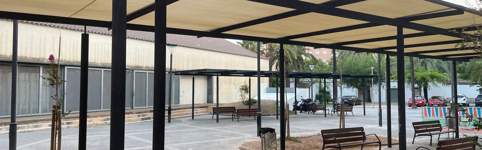 Benicarló millora l’ombra de la plaça del Crist de la Mar amb la instal·lació de nous tendals