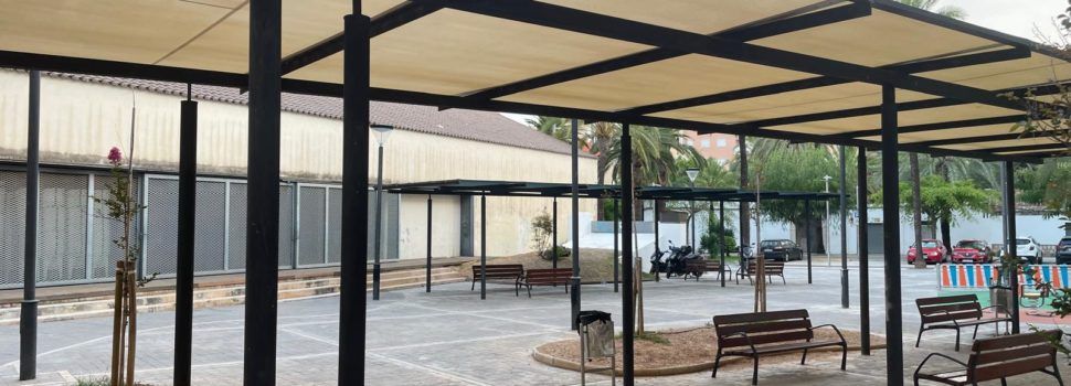 Benicarló millora l’ombra de la plaça del Crist de la Mar amb la instal·lació de nous tendals