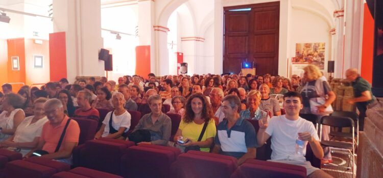 La ciutadania ompli l’auditori en la tornada a Vinaròs del cine comercial