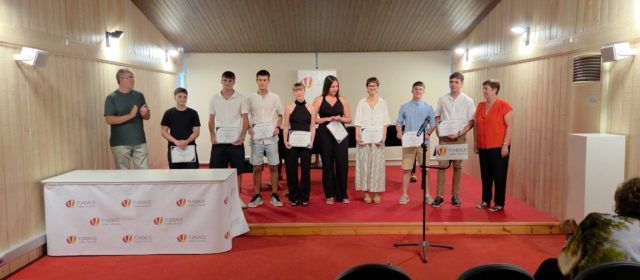 Lliurament de les beques atorgades per la Fundació Caixa Vinaròs a l’excel·lència acadèmica