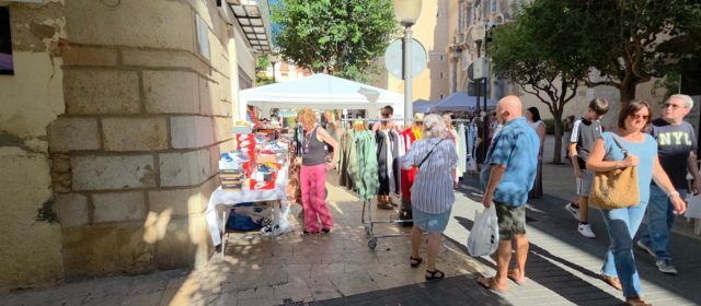 Les botigues estan avui al carrer per tancar temporada