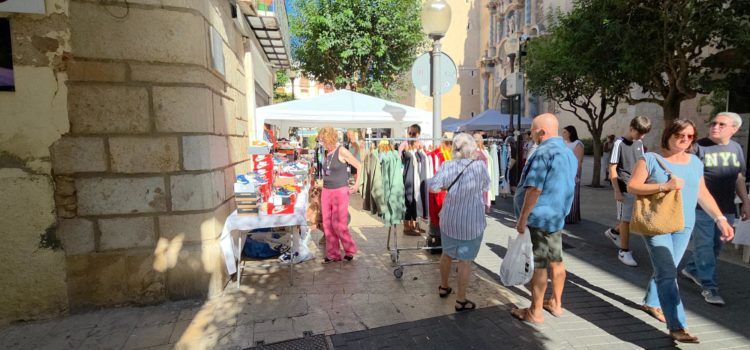 Les botigues estan avui al carrer per tancar temporada