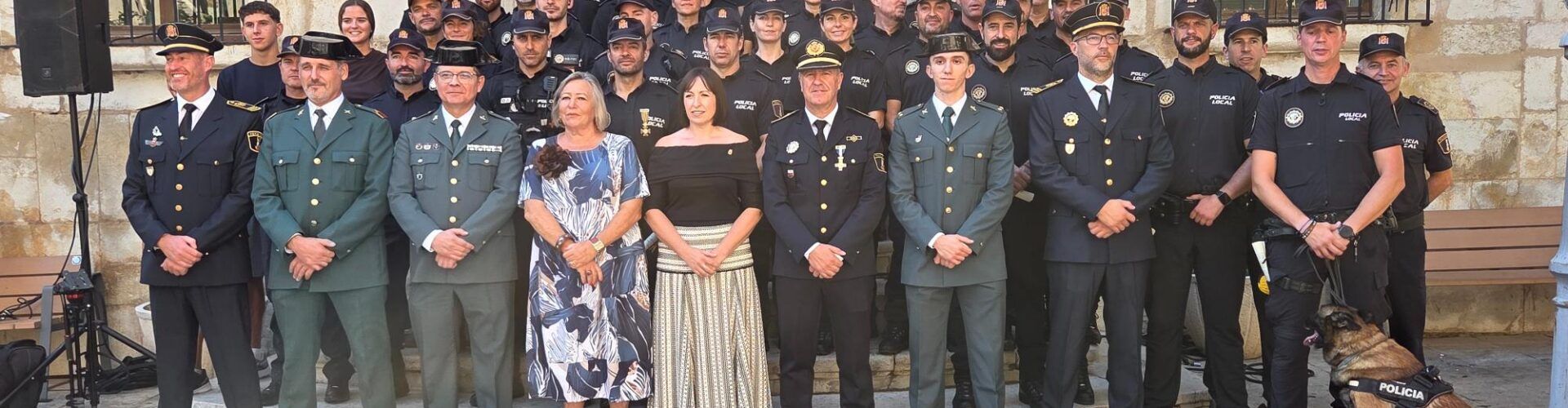 Formació i lliurament de condecoracions de la Policia Local de Vinaròs