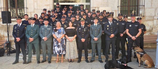 Formació i lliurament de condecoracions de la Policia Local de Vinaròs