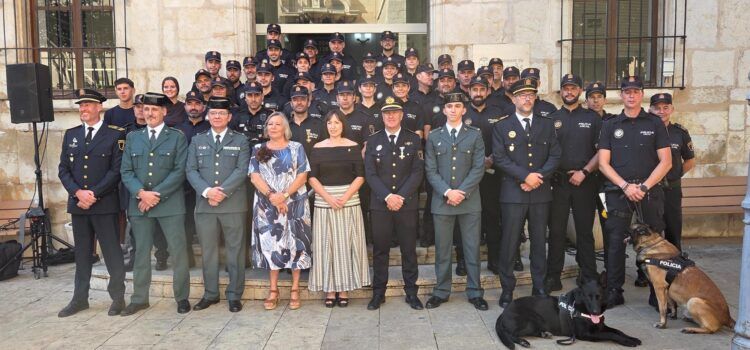 Formació i lliurament de condecoracions de la Policia Local de Vinaròs