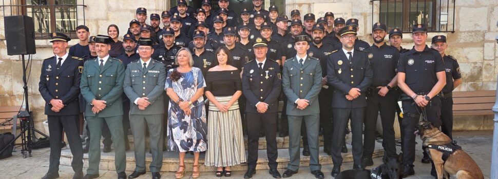 Formació i lliurament de condecoracions de la Policia Local de Vinaròs