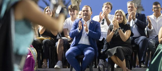 La presidenta de la Diputación presencia la desfilada de Peníscola