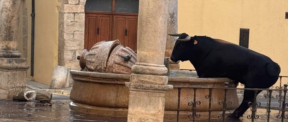 VOX exige a la alcaldesa socialista de Sant Mateu que proteja la Fuente de Santa María después de que un toro rompiera el monumento