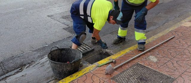 L’Ajuntament de Vinaròs inicia la campanya de neteja d’embornals davant l’arribada de l’època de pluges