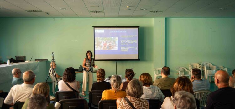 La cooperativa de cohousing sénior Luz de Azahar avanza en Peñíscola tras su presentación pública