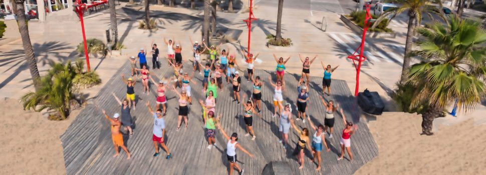 El grup d’aeròbic i aiguagim acomiada l’estiu a la platja del Fortí de Vinaròs