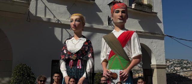Geganters de Vinaròs, portadors dels Gegants de Peníscola