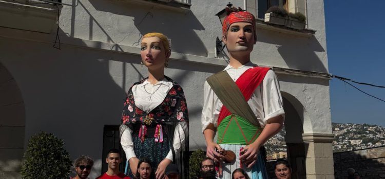 Geganters de Vinaròs, portadors dels Gegants de Peníscola