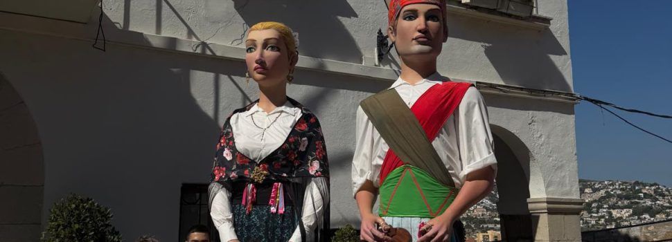 Geganters de Vinaròs, portadors dels Gegants de Peníscola