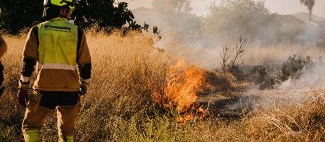 Incendi de vegetació a la vora del Camí Fondo de Vinaròs