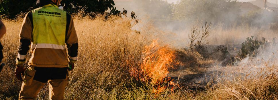 Incendi de vegetació a la vora del Camí Fondo de Vinaròs