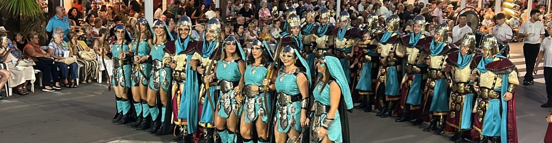 Vídeos i fotos de la primera desfilada dels moros i cristians de Peníscola