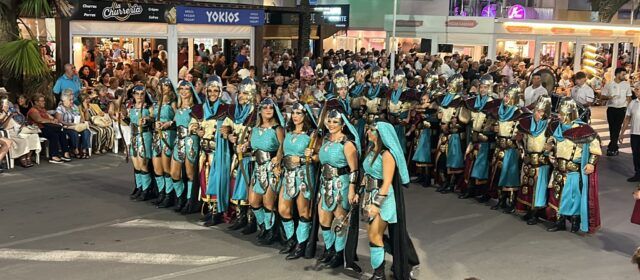 Vídeos i fotos de la primera desfilada dels moros i cristians de Peníscola