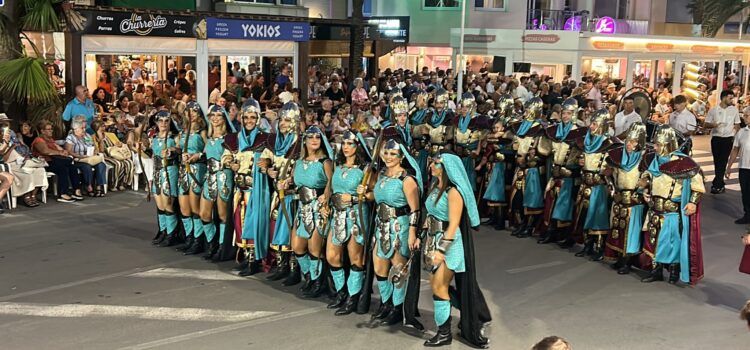 Vídeos i fotos de la primera desfilada dels moros i cristians de Peníscola