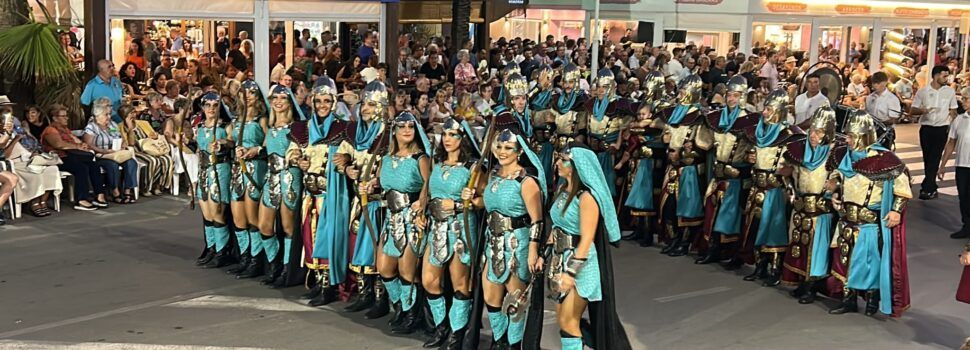 Vídeos i fotos de la primera desfilada dels moros i cristians de Peníscola