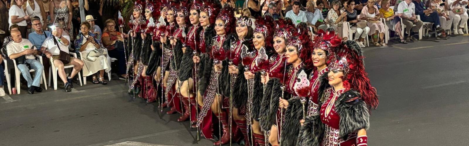 Peníscola acull les majestuoses desfilades de les esquadres de Moros i Cristians durant el cap de setmana davant la mirada de milers d’espectadors