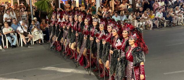 Peníscola acull les majestuoses desfilades de les esquadres de Moros i Cristians durant el cap de setmana davant la mirada de milers d’espectadors