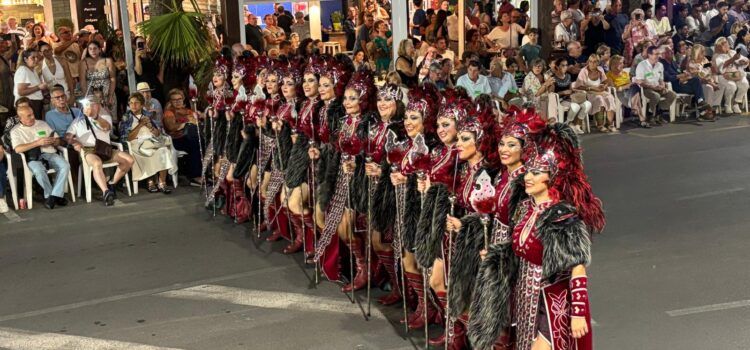 Peníscola acull les majestuoses desfilades de les esquadres de Moros i Cristians durant el cap de setmana davant la mirada de milers d’espectadors