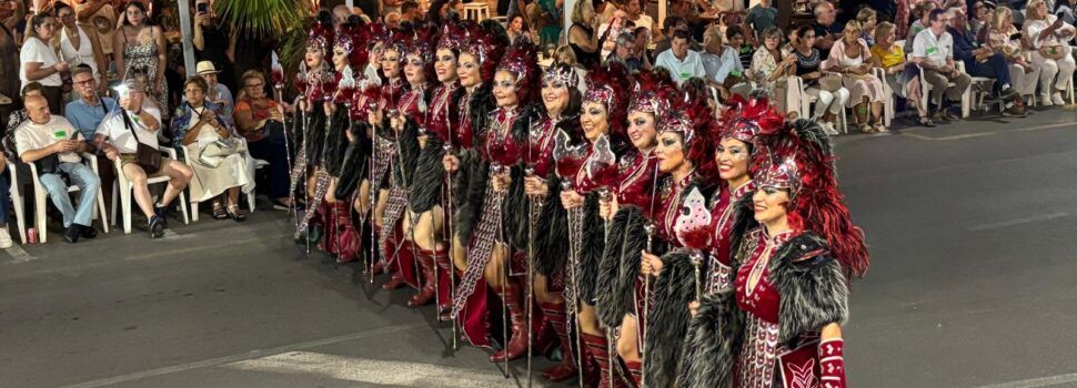 Peníscola acull les majestuoses desfilades de les esquadres de Moros i Cristians durant el cap de setmana davant la mirada de milers d’espectadors