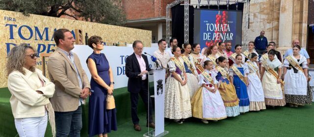 La XII Fira de la Tomata de Penjar d’Alcalà de Xivert s’inaugura amb notable assistència de públic