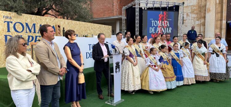 La XII Fira de la Tomata de Penjar d’Alcalà de Xivert s’inaugura amb notable assistència de públic