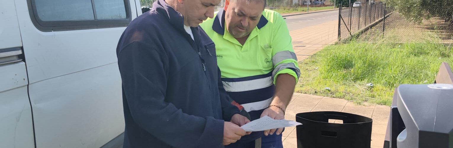 Vinaròs reposa més de 30 papereres per a millorar el servei de neteja viària