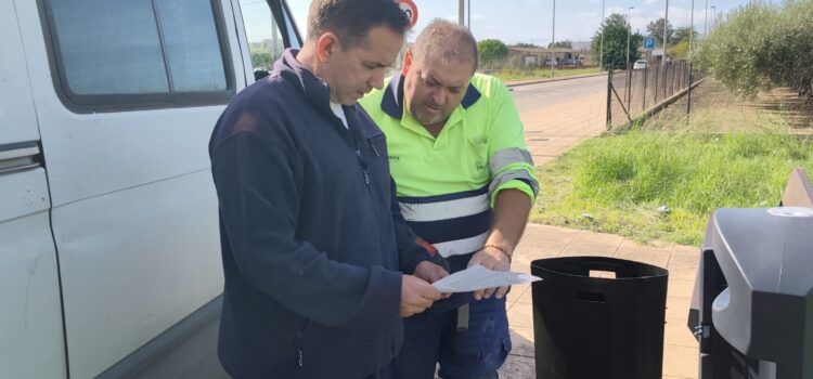 Vinaròs reposa més de 30 papereres per a millorar el servei de neteja viària