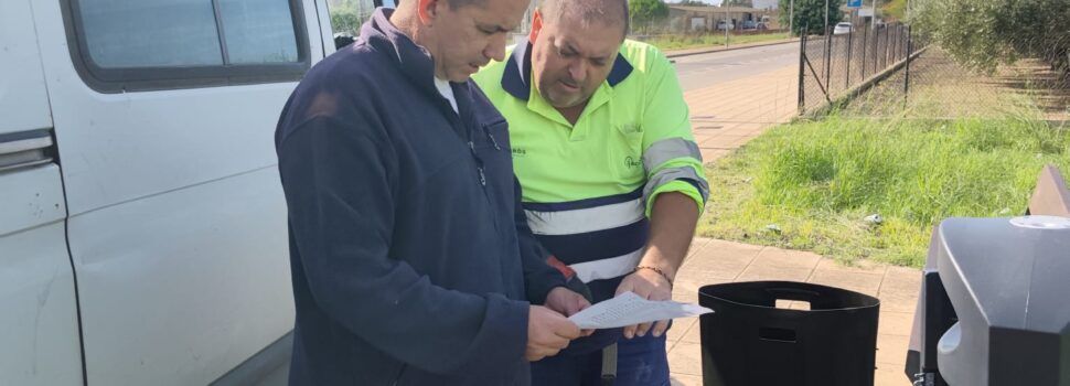 Vinaròs reposa més de 30 papereres per a millorar el servei de neteja viària