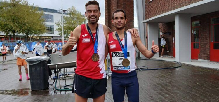 Edu Pla i Jahvé Fernández, del Club Esportiu Vinaròs, triomfen en la Marató d’Amsterdam