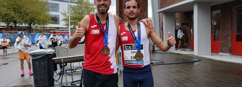Edu Pla i Jahvé Fernández, del Club Esportiu Vinaròs, triomfen en la Marató d’Amsterdam
