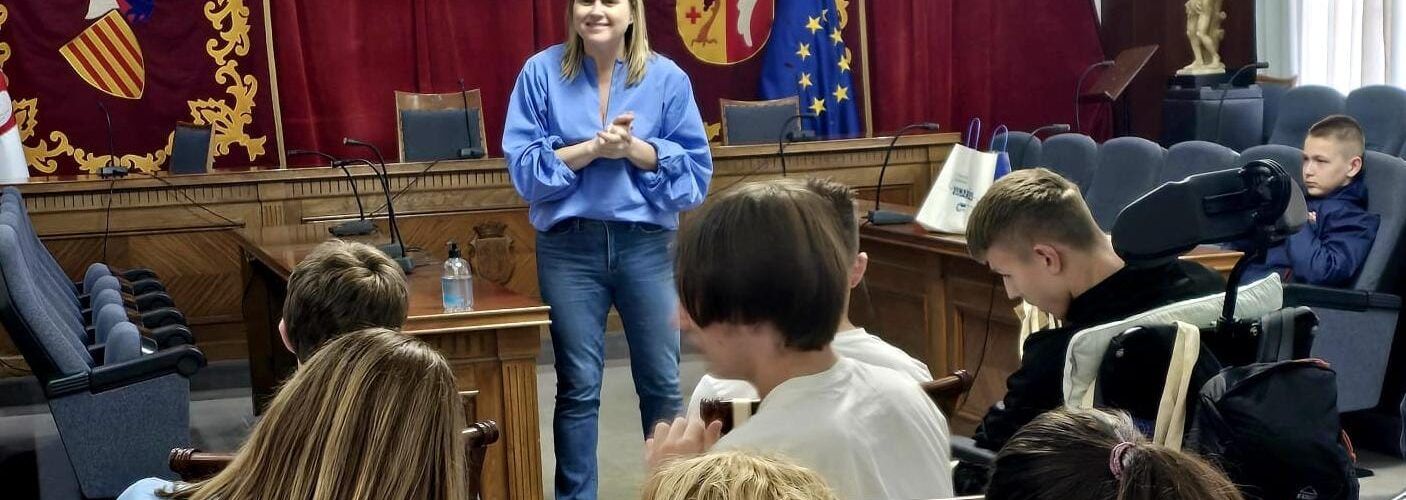 L’Ajuntament rep l’alumnat del Col·legi Baix Maestrat i els seus companys d’Eslovènia en un intercanvi Erasmus+