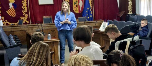 L’Ajuntament rep l’alumnat del Col·legi Baix Maestrat i els seus companys d’Eslovènia en un intercanvi Erasmus+