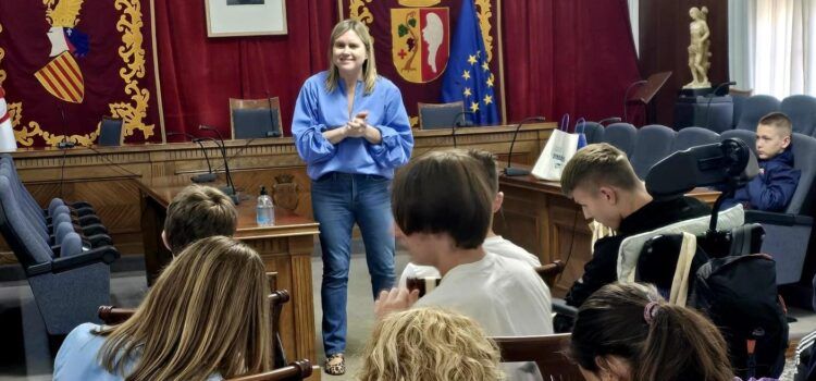L’Ajuntament rep l’alumnat del Col·legi Baix Maestrat i els seus companys d’Eslovènia en un intercanvi Erasmus+