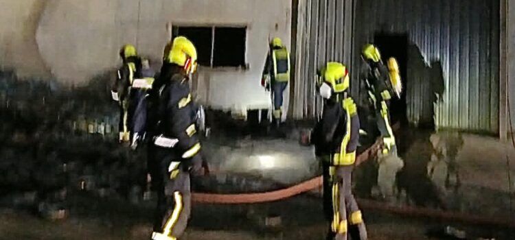 Controlado en Vinaròs un incendio en una empresa de tratamiento aceites usados