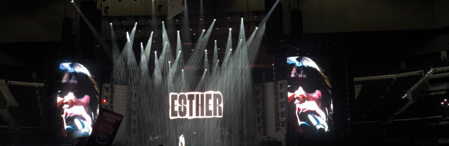Esther, al Roig Arena, telonera de La Fúmiga, en el seu comiat