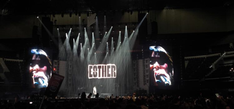 Esther, al Roig Arena, telonera de La Fúmiga, en el seu comiat
