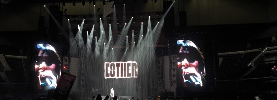 Esther, al Roig Arena, telonera de La Fúmiga, en el seu comiat